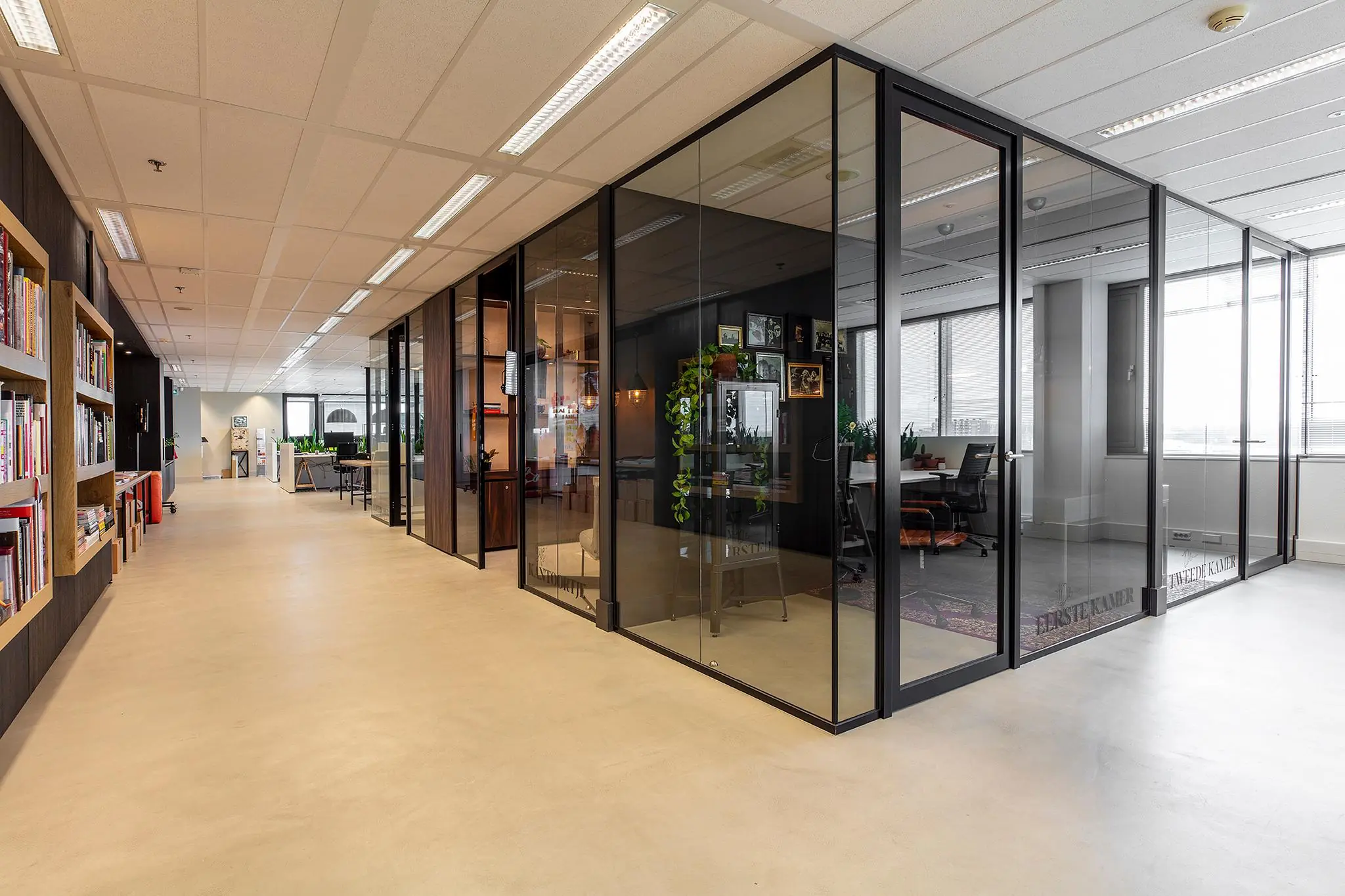 Moderne kantoorruimte aan de Vliegend Hertlaan met glazen vergaderruimtes en een open werkruimte.